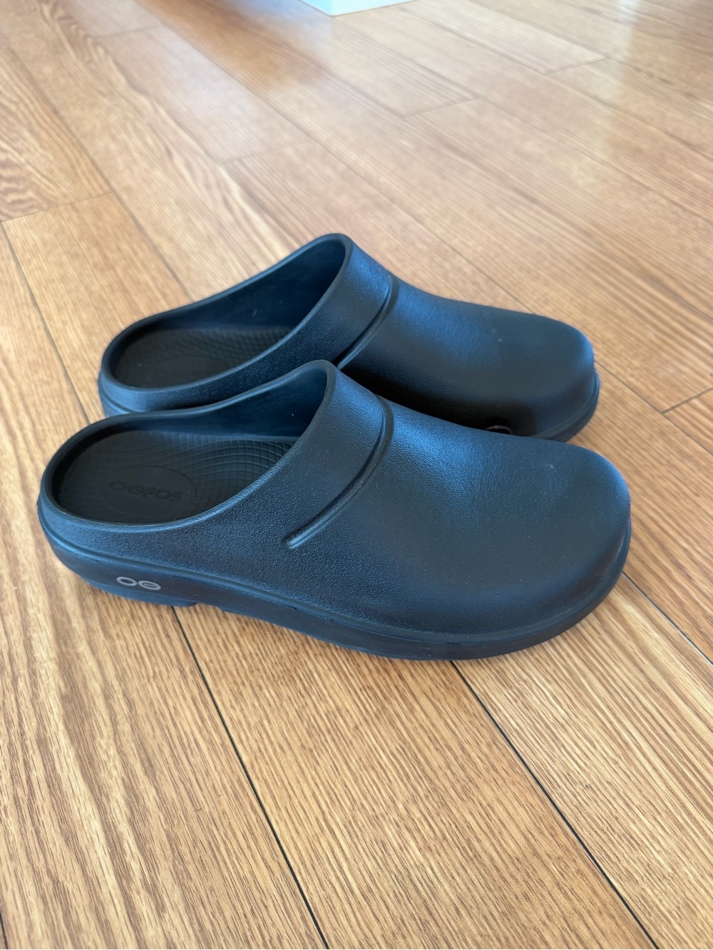 OOFOS Black Slip-On Recovery Clogs